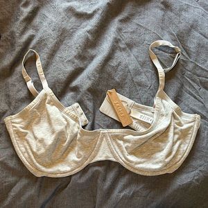 SKIMS COTTON LOGO UNDERWIRE DEMI BRA | LIGHT HEATHER GREY